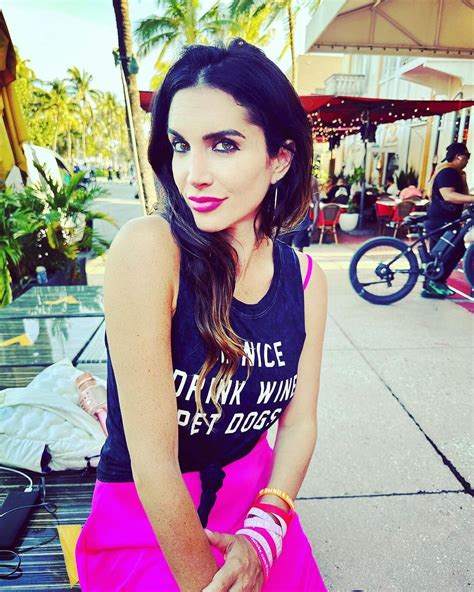 Elisa Jordana (@ElisaJordana) .